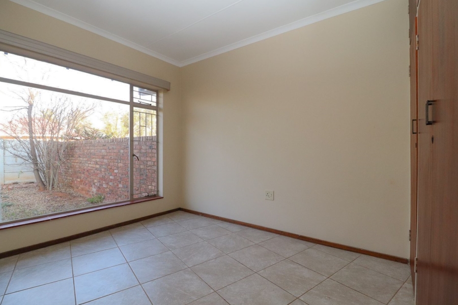 To Let 2 Bedroom Property for Rent in Meiringspark North West